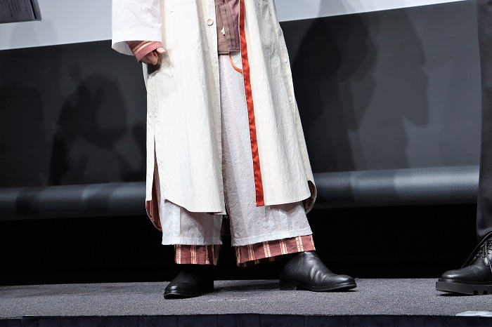 須賀さんは個性的な衣裳にゴアブーツを合わせていました