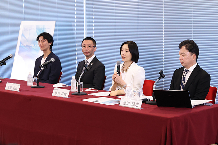 （左より）厚地康雄、寺田宜弘、草刈民代、恩田健志　©フォトスタジオアライ