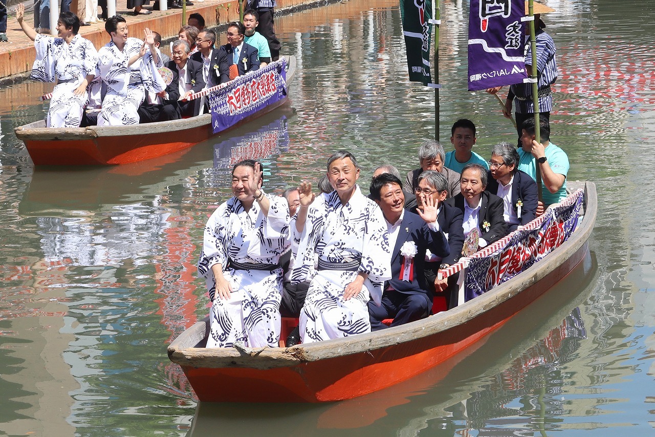 （右から）雀右衛門、鴈治郎 　　　(C)博多座