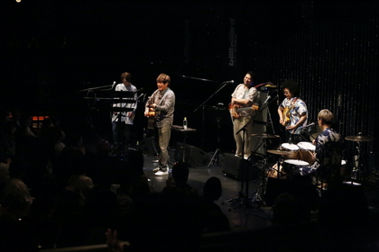 ライブレポート＞佐藤竹善、珠玉の名曲群で綴るひと足早い上質な