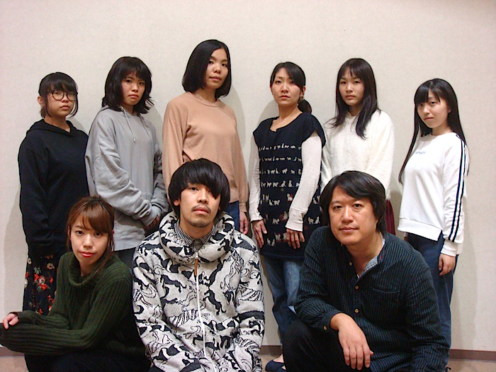 【カオス・ハイミックスver.】出演者 前列左から・元山未奈美、中村猿人、にへいたかひろ アンサンブルキャスト後列左から・森夏音、丹羽美由希、藤井見奈子、高橋佳菜、 養殖うなぎ、古部未悠