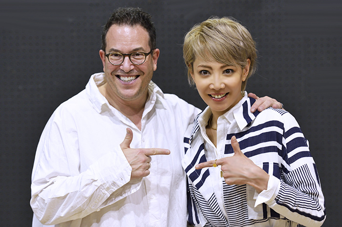 マイケル・メイヤー、柚希礼音（撮影：荒川潤）