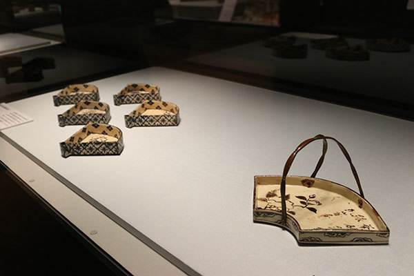 右が《銹絵山茶花図扇面手鉢》江戸時代 18〜19世紀、左が《銹絵染付絵替扇形向付》江戸時代 18世紀（いずれも尾形乾山作、MIHO MUSEUM所蔵）