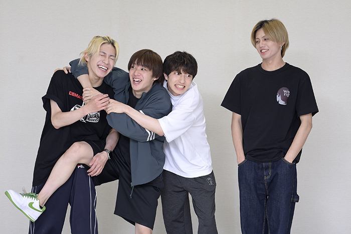 稽古場でも取材中でも仲の良い4人！
