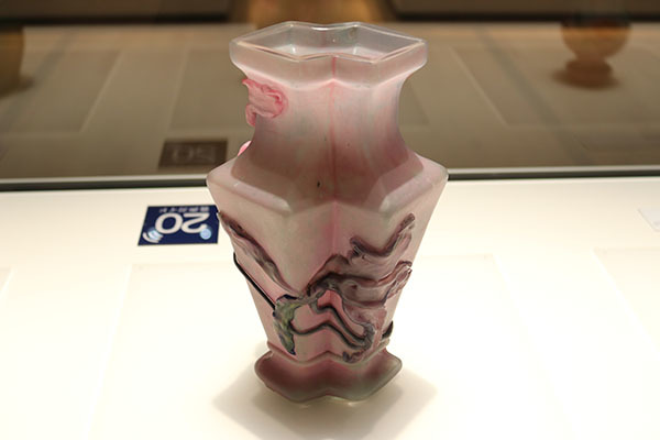 裏から見た《蘭文八角扁壺》 枯れたような蘭を表現し、ひとつの器で生命の循環を表現。