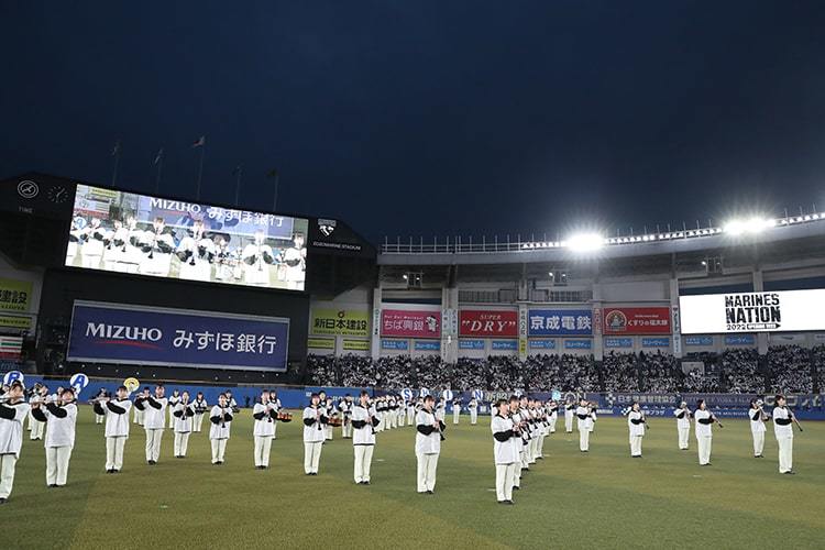 習志野市立 習志野高校吹奏楽部が来場し、試合前にグラウンド内でパフォーマンスと国歌演奏を行う