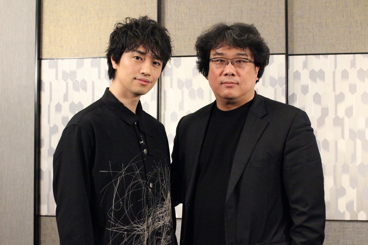 左から、斎藤工、ポン・ジュノ監督