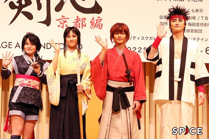 （左から）鈴木梨央、井頭愛海、小池徹平、岐洲 匠 　　(C)和月伸宏／集英社