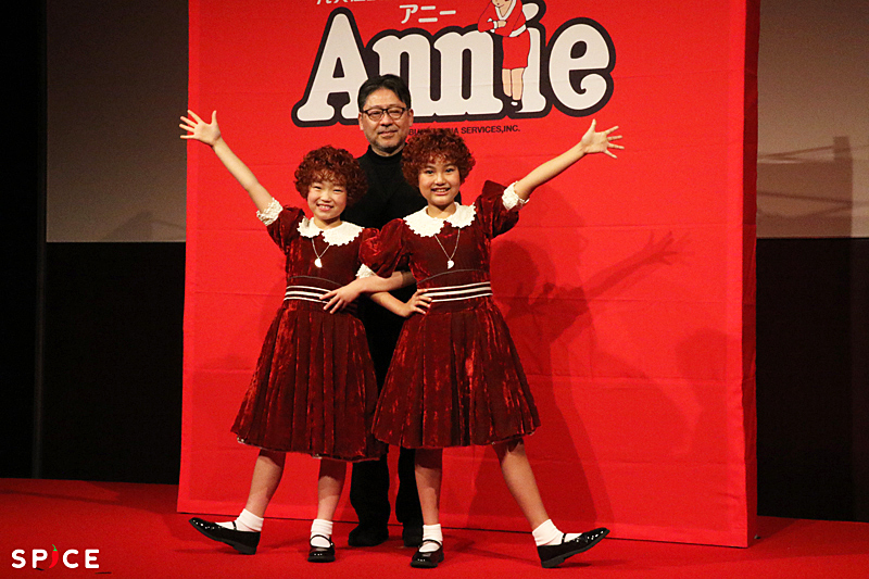 演出・山田との3ショットで、おなじみのポーズを決める、岡田悠李、絢田祐生