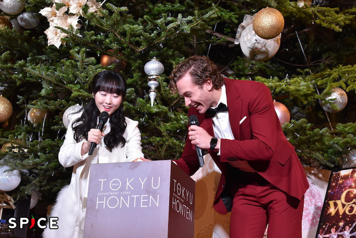 クリスマスツリーの点灯スイッチを入れる、本田望結とサム・ハーヴィー（左から）