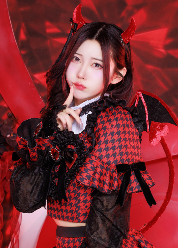 スノーホワイト役：小鳥遊あみ（AVAM）