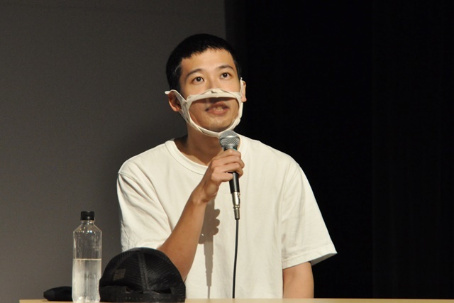 手話裁判劇『テロ』演出のピンク地底人3号。