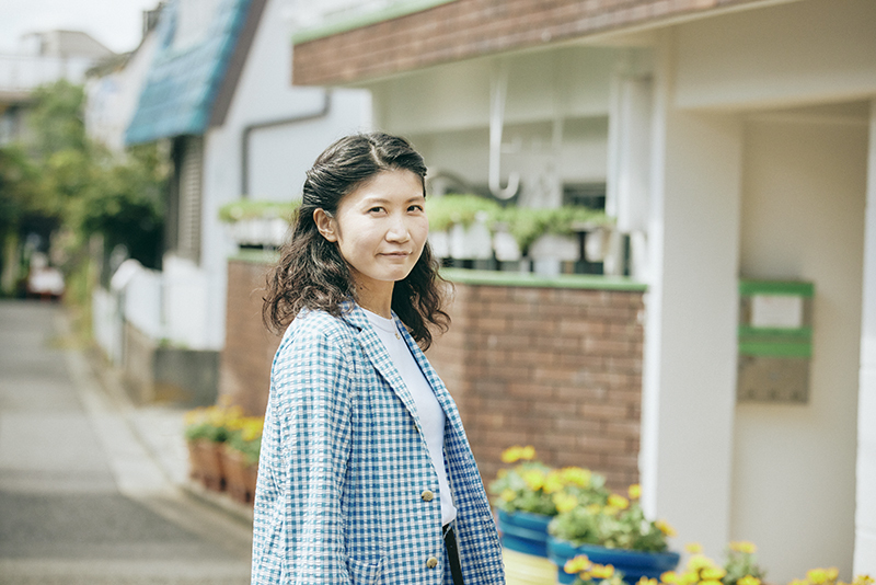 主人公・美実花を演じる異儀田夏葉。所属劇団KAKUTAの公演をはじめ、iaku、タカハ劇団、20歳の国など様々なカンパニーの作品に多数出演。時にやわらかく、時に強く、その表現力の豊かさは作品を選ばない。