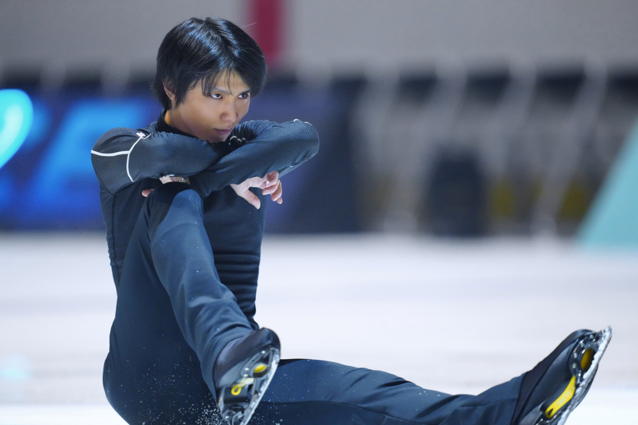 『y 羽生結弦写真集』（スポーツニッポン新聞社） 撮影＝小海途良幹（スポーツニッポン新聞社写真映像部）