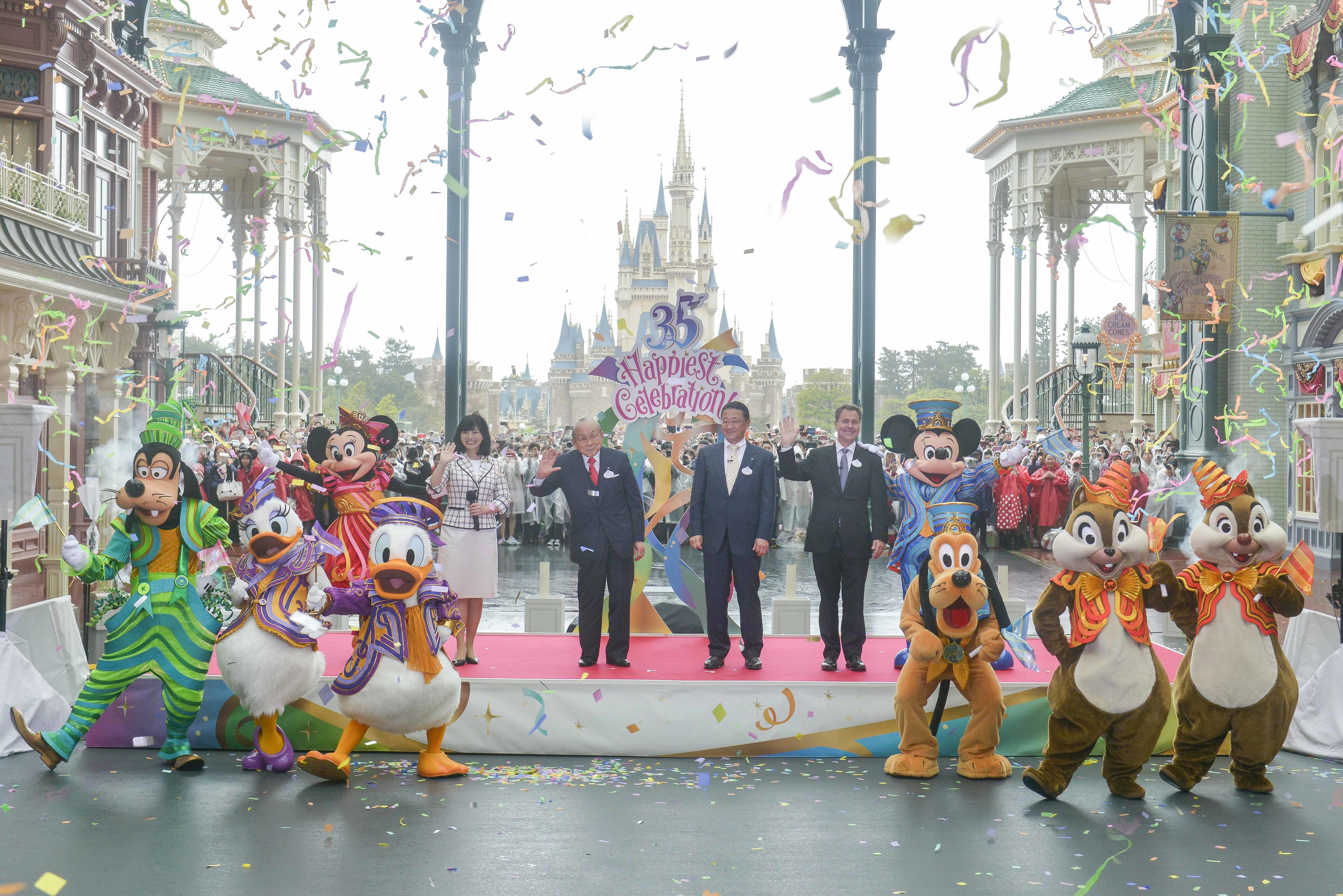 ステージ上 左から、ミニーマウス、福本望氏、加賀見俊夫氏、上西京一郎氏、マイケル A.コールグレイザー氏、ミッキーマウス（オープニングセレモニーの様子） （C）Disney