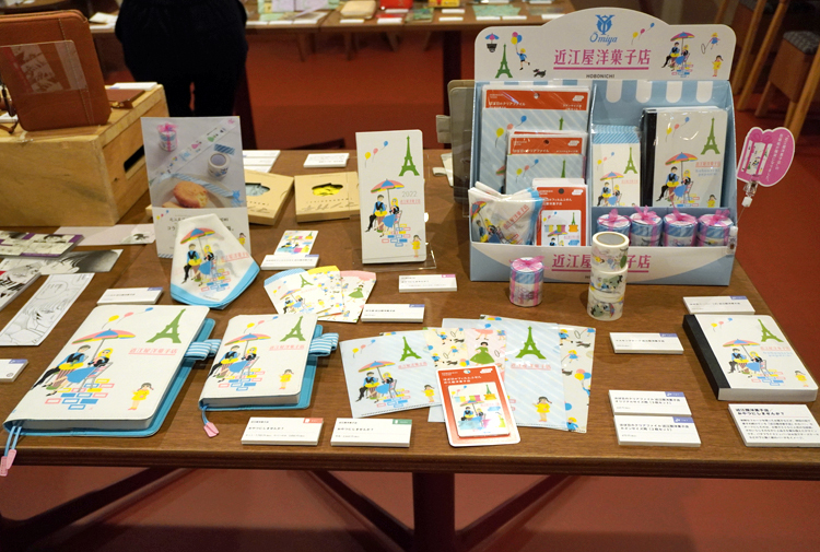 『近江屋洋菓子店』の包装紙をモチーフにした手帳や文具の数々。