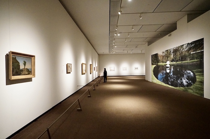写真右手の壁に掲げられているのは、クレラー=ミュラー美術館の庭園の様子。同館はヨーロッパ有数の彫刻庭園でも知られる