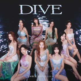 TWICE、日本5枚目のアルバム『DIVE』のジャケット写真を公開　透き通る水の中で輝く夏らしいビジュアルに