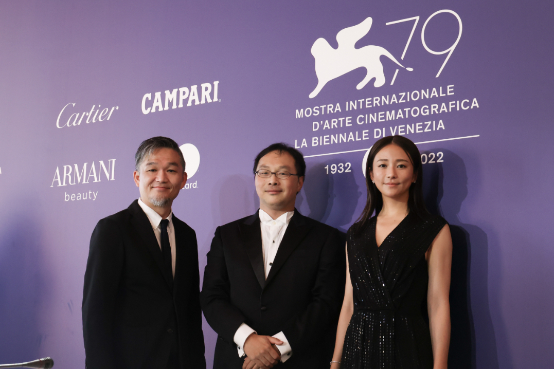 左から、砂田アトム、深田晃司監督、木村文乃 （C）Kazuko Wakayama