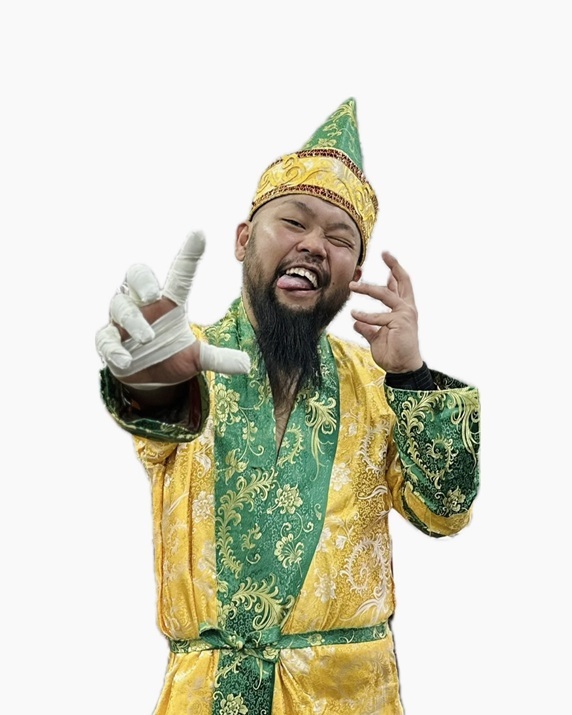 グレート-CO-カーン。本物のYouTubeにも出演するなど、お笑いプロレス普及へ積極的な動きを見せる。意外に若い