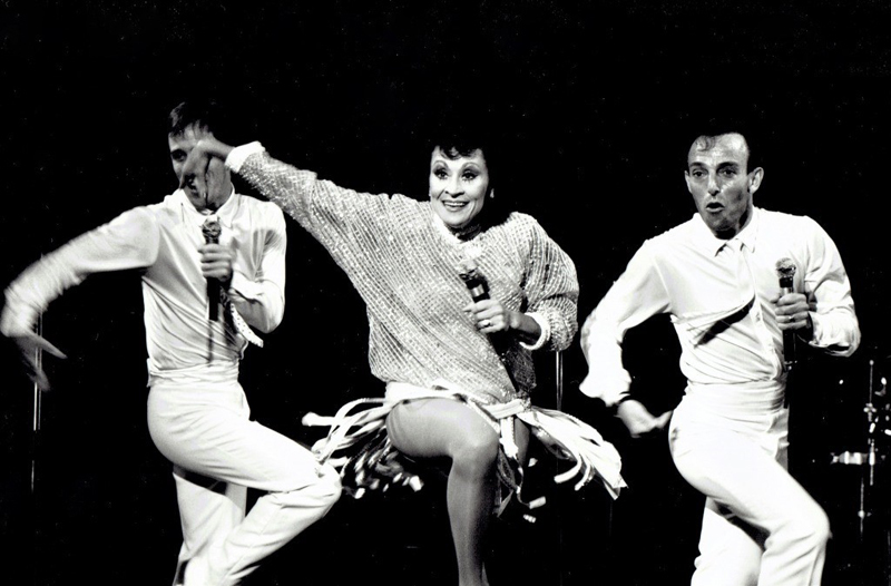 博品館劇場での『チタ・リヴェラ・ショウ』（1985年）より。右端のダンサー、ウェイン・シレントは、後に『ウィキッド』（2003年）などで振付師として大成した（主催＝博品館劇場／テレビ朝日）。