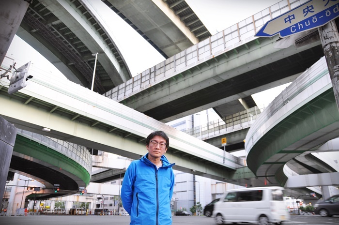 林慎一郎（極東退屈道場）。今回の芝居のタイトルの元ネタになった「阿波座ジャンクション」にて。 【撮影】吉永美和子