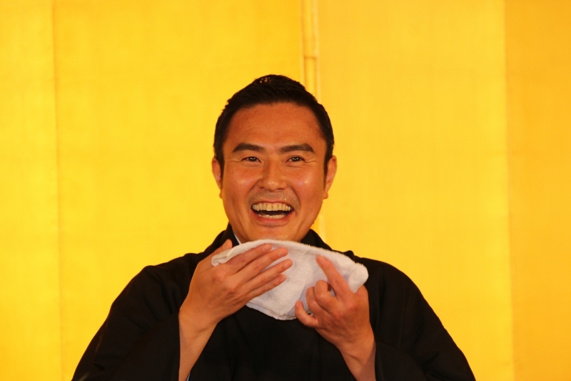 息子が心配で汗がとまらない市川右近