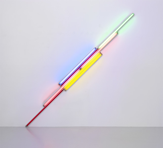 『Untitled (to Alex and Nikki) [無題(アレックスとニッキーへ）]』 (1987年） 8本の白色直管蛍光灯 長さ 360cm Courtesy Fondation Louis Vuitton Photo credit: © Adagp, Paris 2017