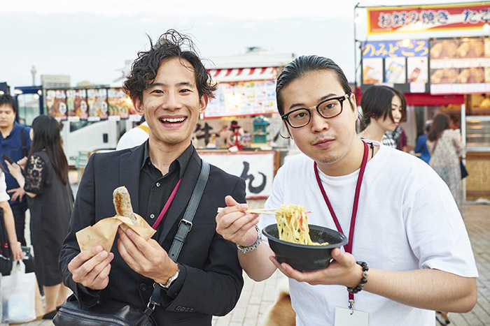 「フェス飯」の出店前で上野耕平、反田恭平に会う [撮影：大橋祐希]