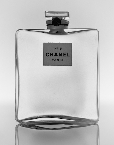ガブリエル・シャネル 香水「シャネル N°5」 1921 年 ガラス、木綿糸、封蝋、紙 パリ、パトリモアンヌ・シャネル  (C)Julien T. Hamon