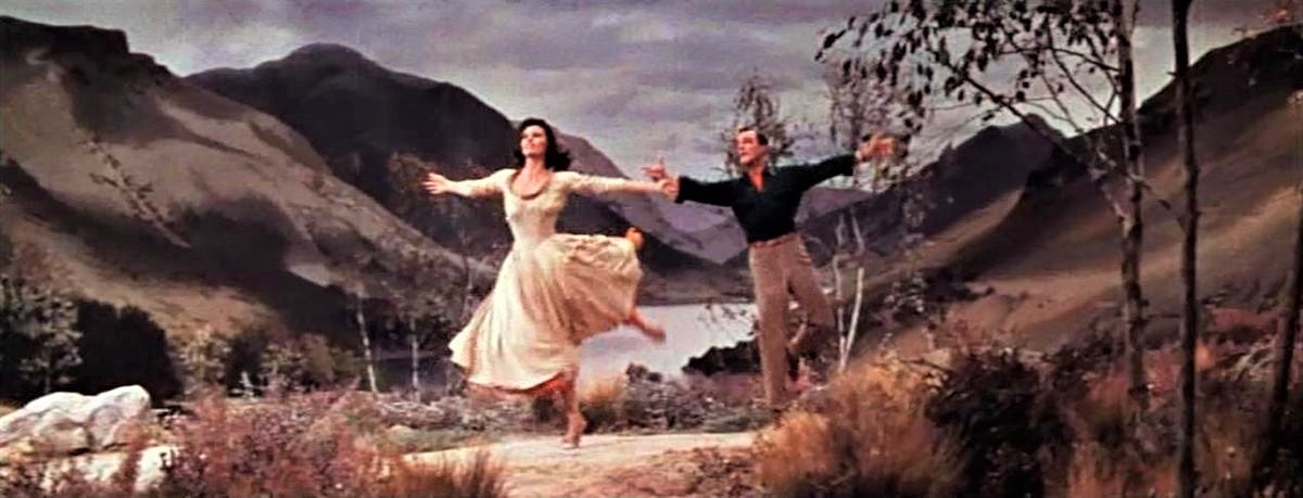〈ヒースの花咲く丘〉を踊るケリーとチャリース