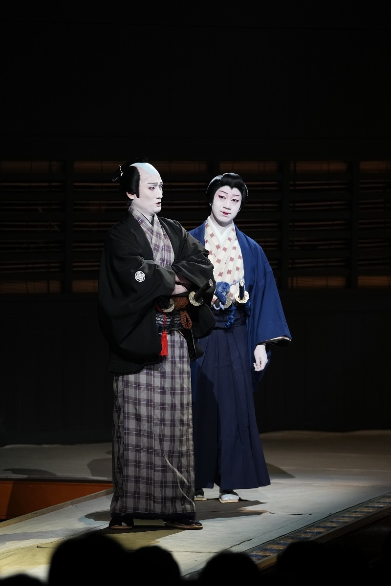 夜の部『大富豪同心』（左より）幸千代=中村隼人、美鈴=中村壱太郎