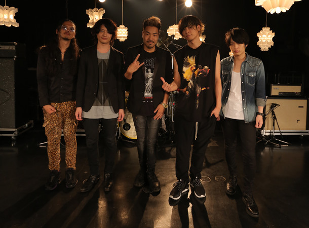 [Alexandros]とKenta Koie（Crossfaith）。（写真提供：スペースシャワーTV）