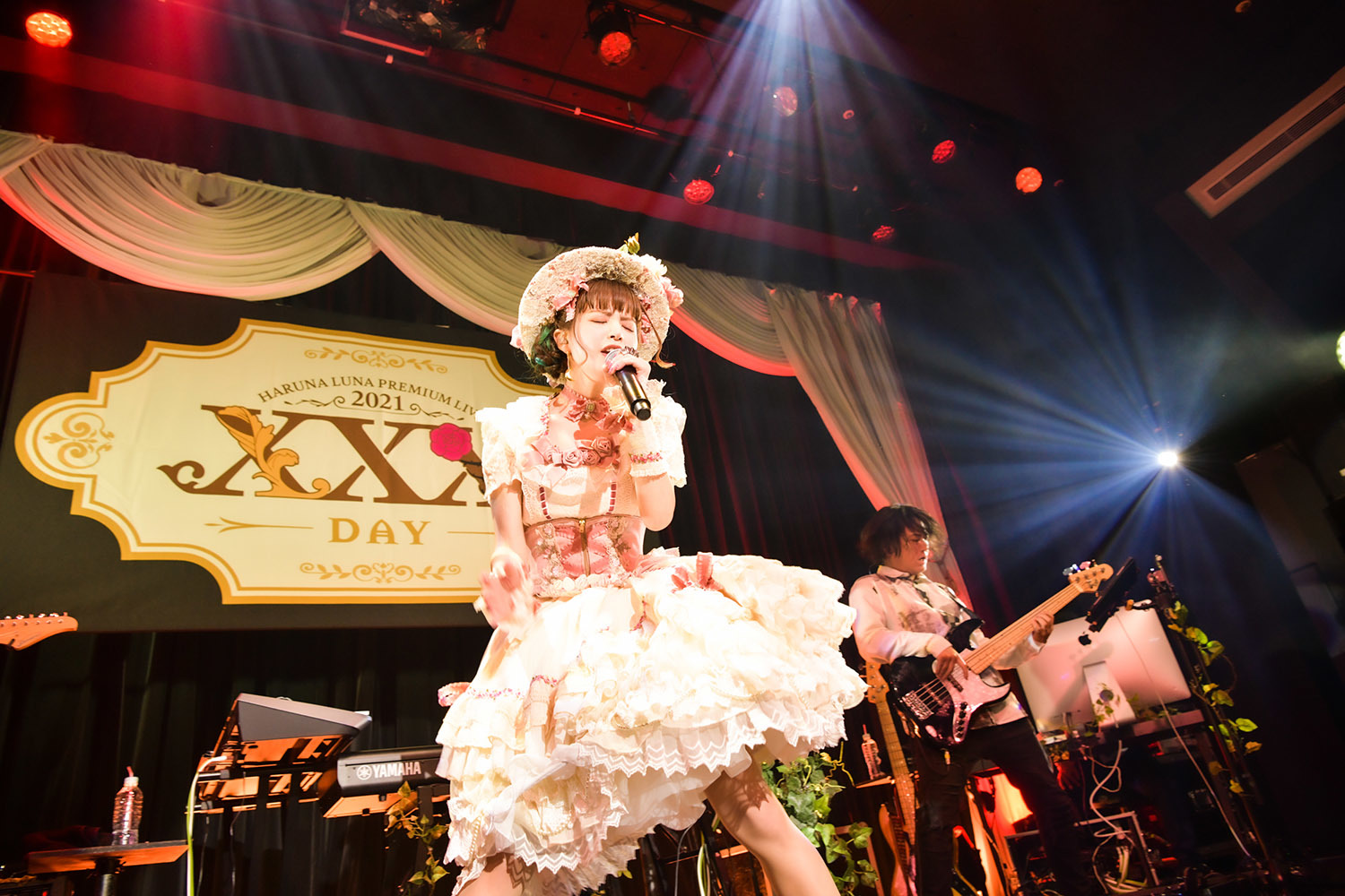 春奈るな「30歳の幕開けはここからじゃい！」1年9カ月ぶりの有観客ライブ『HARUNA LUNA PREMIUM LIVE  2021“XXX”-day-』レポート | SPICE - エンタメ特化型情報メディア スパイス