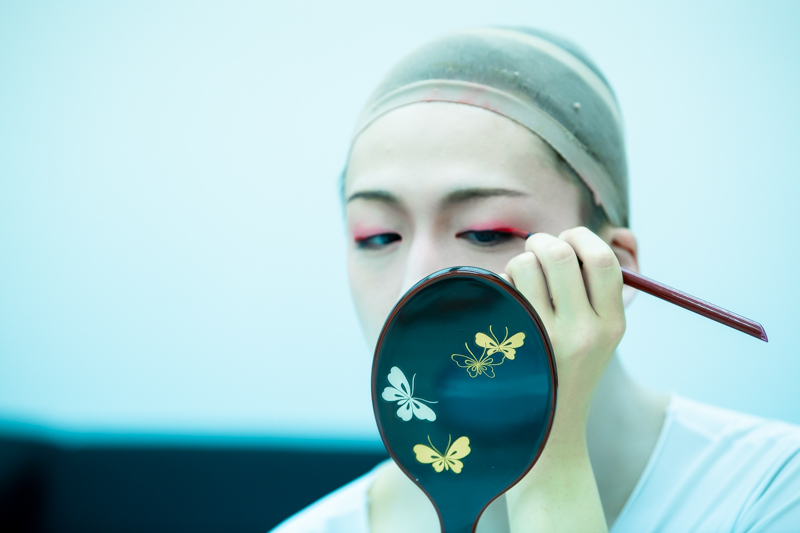 手鏡には、播磨屋の紋にちなんだ蝶が舞っている。