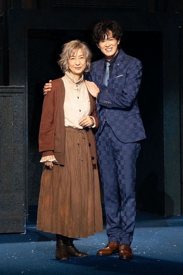 フォトセッション：左から)高橋惠子、新納慎也 　撮影：cミュージカル「HOPE」製作委員会／岩田えり