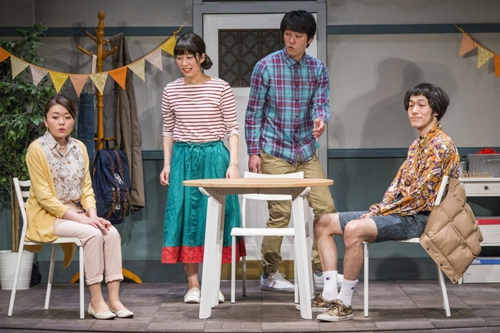MONO第45回公演『隣の芝生も。』（2018年）。右から二番目が渡辺啓太。 ［撮影］谷古宇正彦