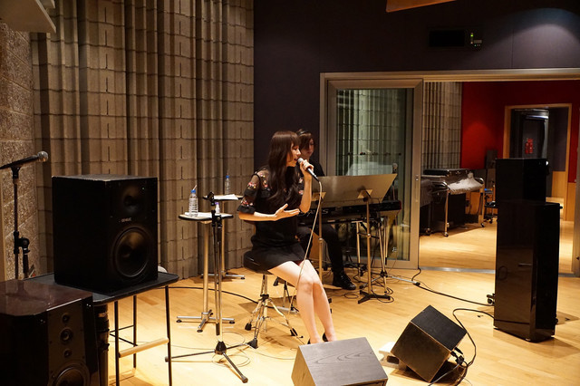 「mora presents ChouCho 『color of time』 ハイレゾ音源試聴会supported by Sony」アコースティックライブの様子。（写真提供：Lantis）