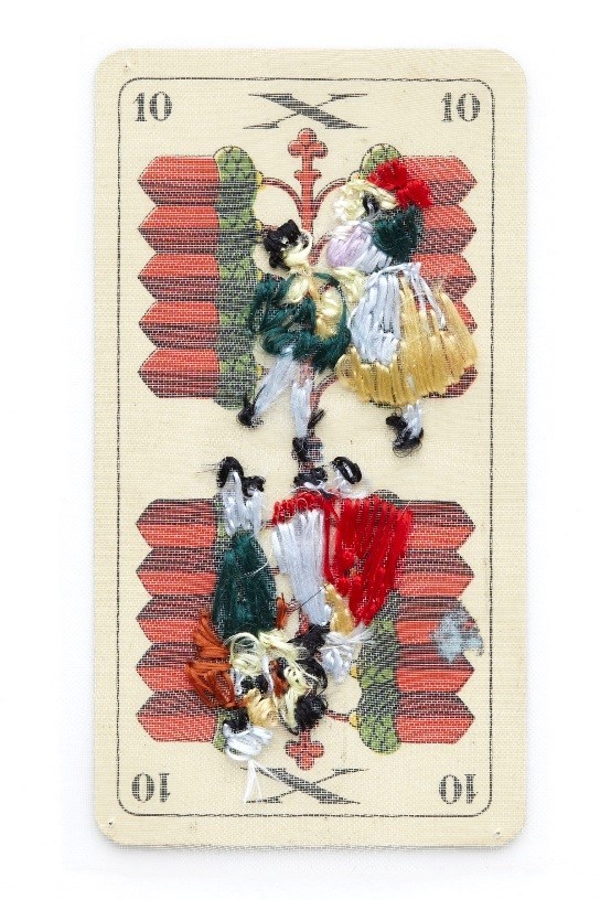 《Playing Cards 2017, Austrian Cards on German Cards》 2017年 ドイツ製の1900年代のトランプ、日本製絹糸、合成繊維 800x125mm 24点 ©Kei Takemura 撮影 ©Kenji Takahashi