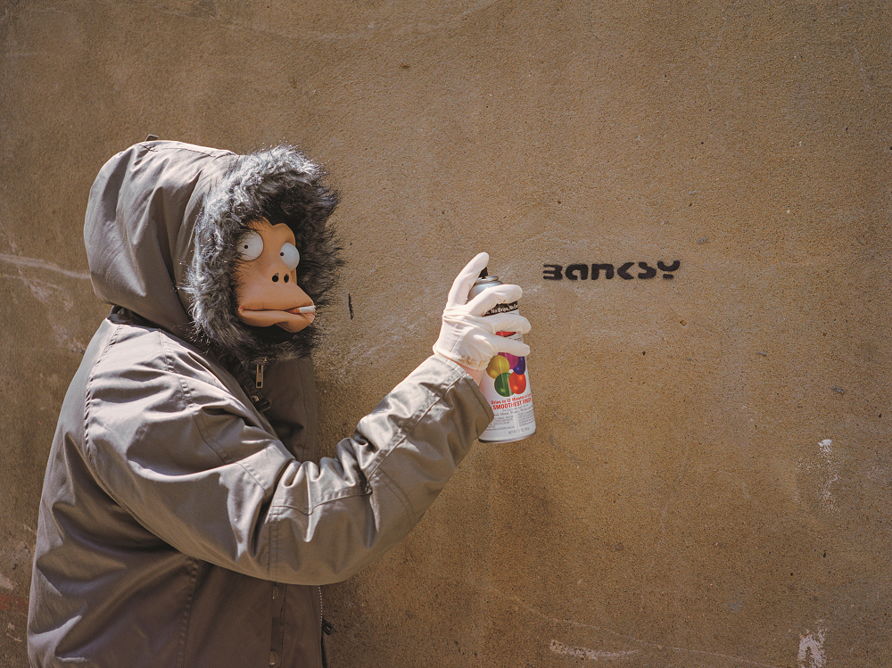 モンキー・マスクのバンクシー Banksy, Monkey Mask Session （Tag） 2003年 個人蔵　（c）Photographed by James Pfaff