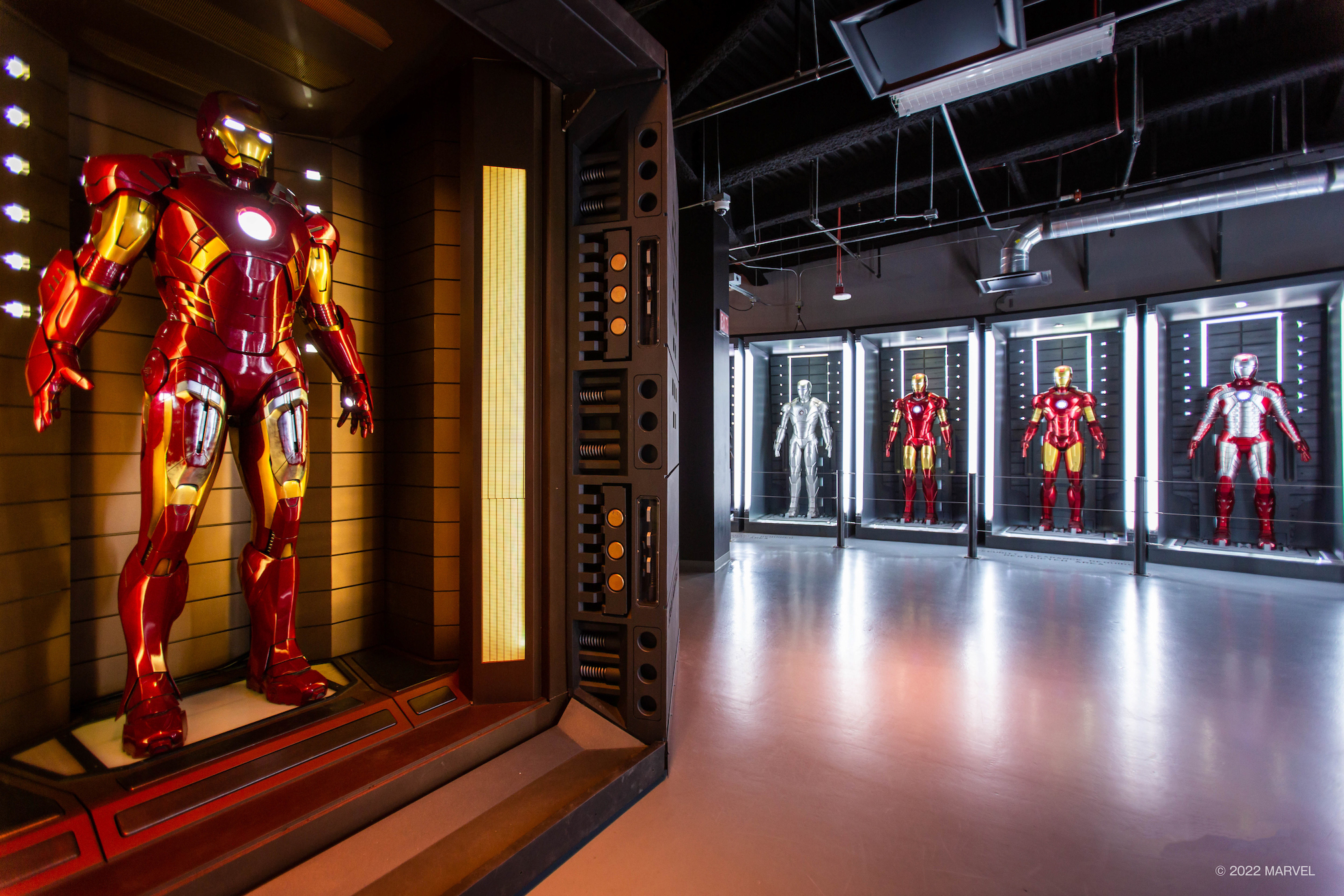 アイアンマンの歴代アーマーがずらりと展示「ホール・オブ・アーマー」 (c) MARVEL 2022