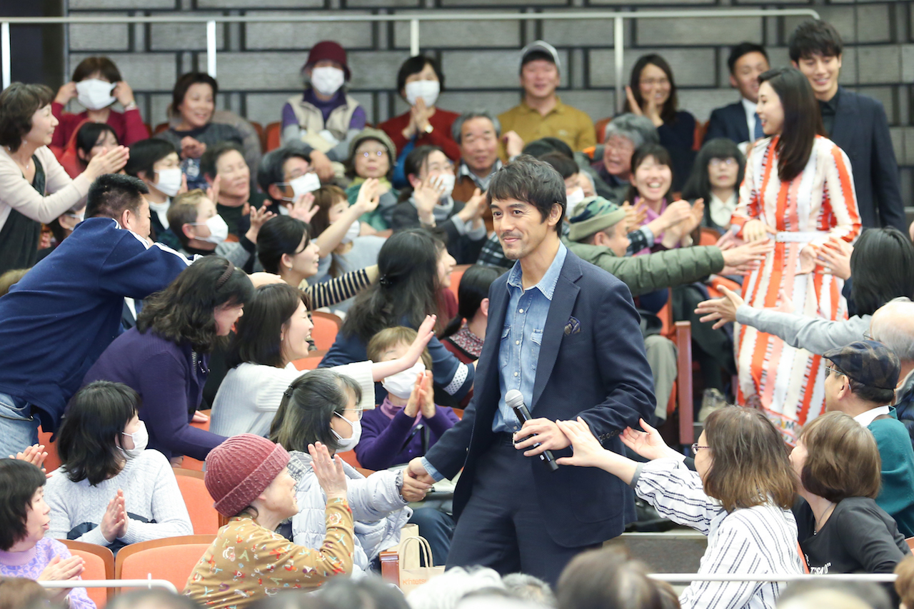 画像】映画『祈りの幕が下りる時』大阪サプライズ舞台挨拶に阿部寛