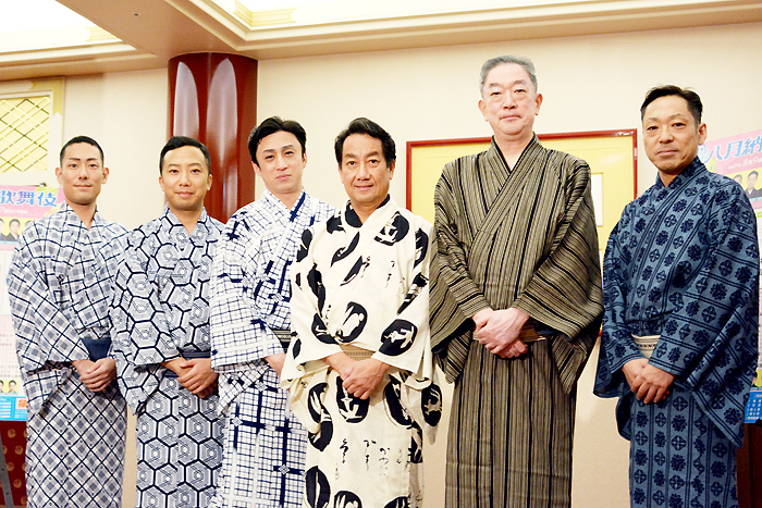 『八月納涼歌舞伎』左から中村勘九郎、市川猿之助、市川染五郎、中村扇雀、坂東彌十郎、市川中車。