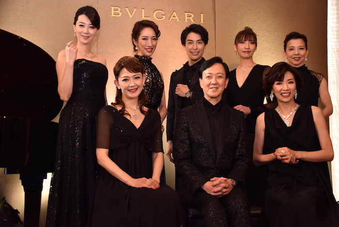 姿月あさと、坂東玉三郎、真琴つばさ(前列左から)、凰稀かなめ、水夏希、海宝直人、大空ゆうひ、霧矢大夢(後列左から)