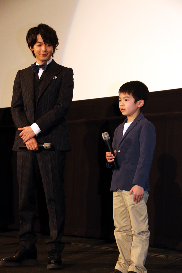 子役の佐藤優太郎の挨拶を見守る中村倫也「星ガ丘ワンダーランド」