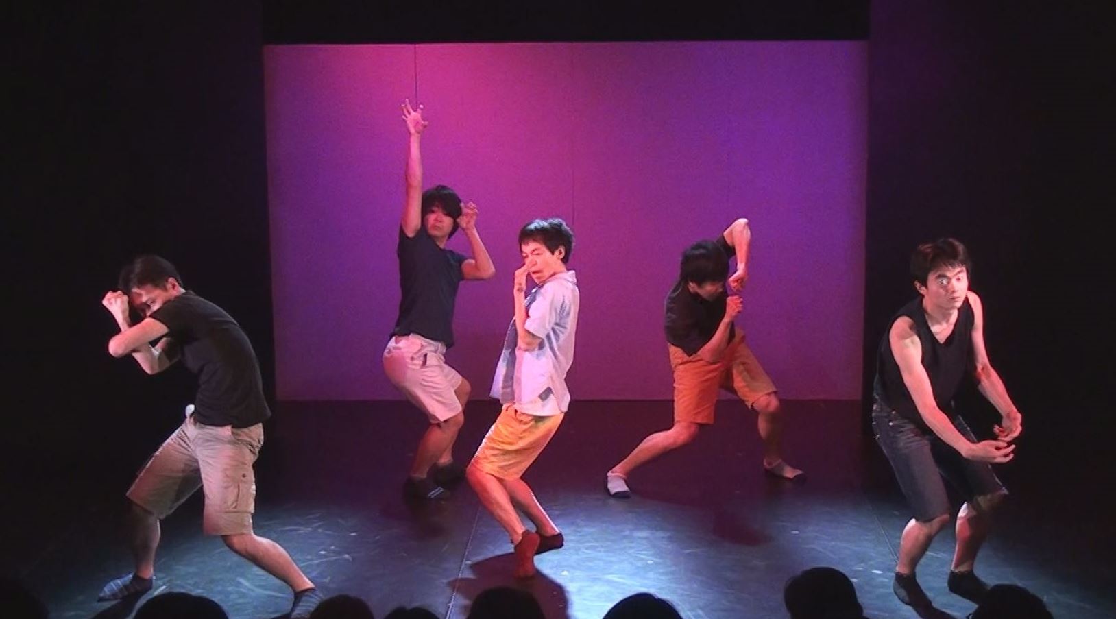 「ハイタウン2014」より。上：田中遊作・上田誠演出『象の鼻はなぜ長い？』　下：きたまり作・演出『自嘲コメディ』