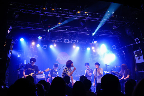 The Flickers、吉田ヨウヘイ（吉田ヨウヘイgroup）、Alec（HAPPY）によるコラボセッションの様子。（Photo by MASANORI FUJIKAWA）