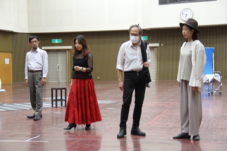 『カルメン』立稽古　ダンカイロ服部英生、カルメン糀谷栄里子、ドン・ホセ小餅谷哲男、ミカエラ中西千尋（左より）
