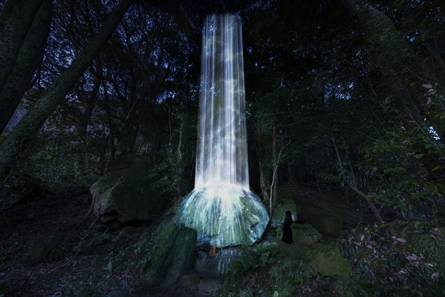 かみさまの御前なる岩に憑依する滝 / Universe of Water Particles on a Sacred Rock