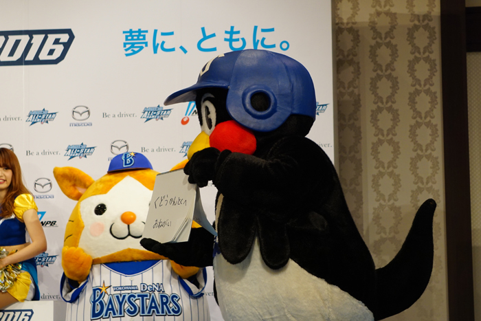 東京ヤクルトスワローズのマスコット "つば九郎"